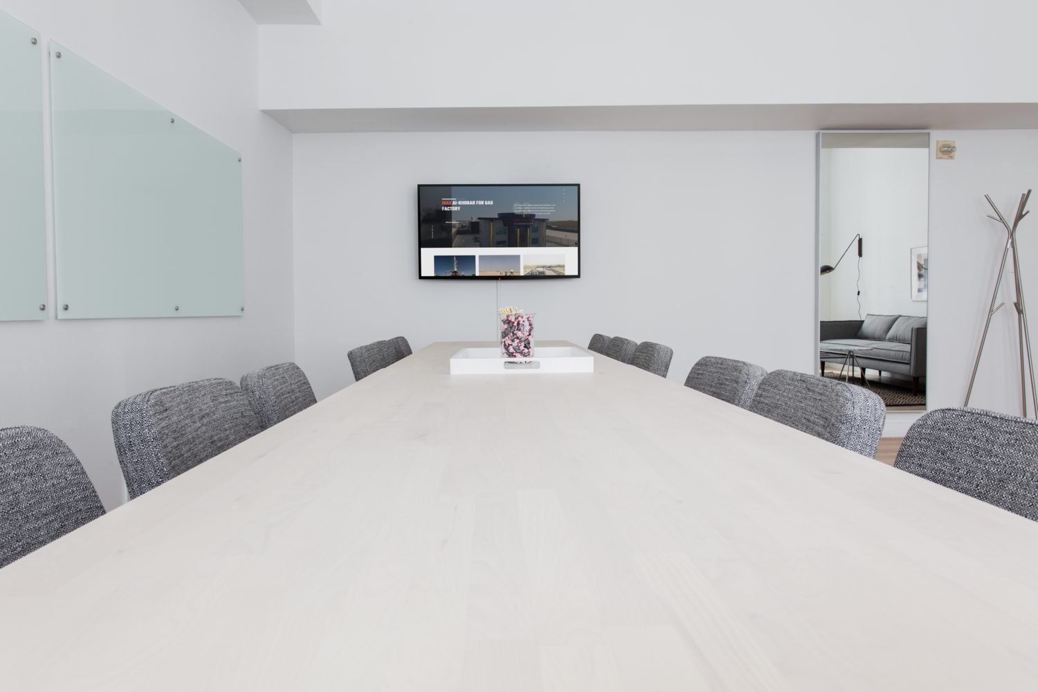 2181951 TV in meeting room