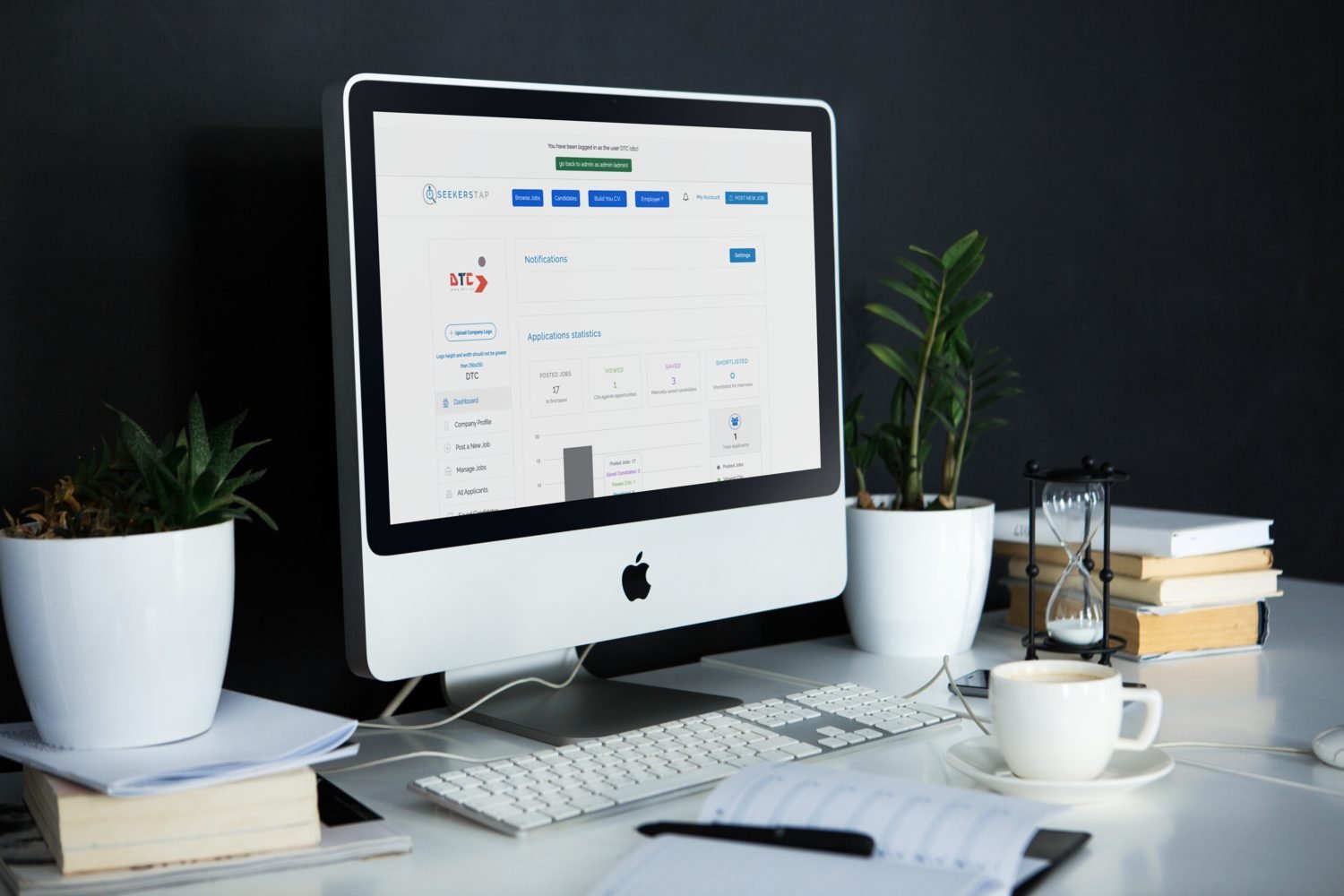 2852986 Old iMac in home office