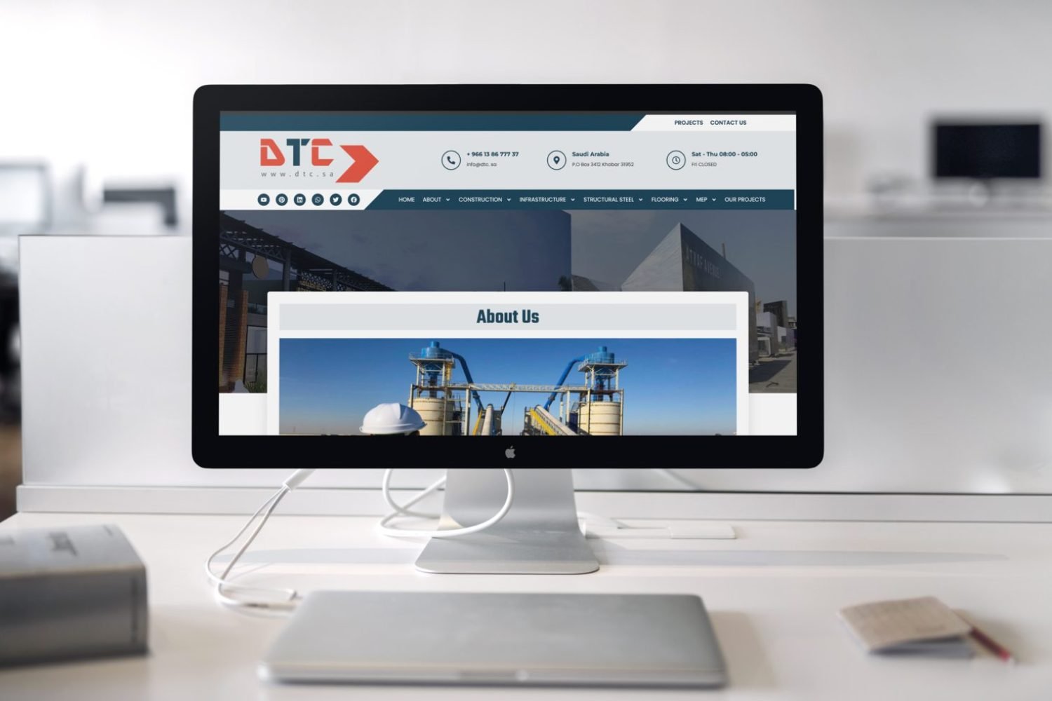 Apple Cinema display in home office