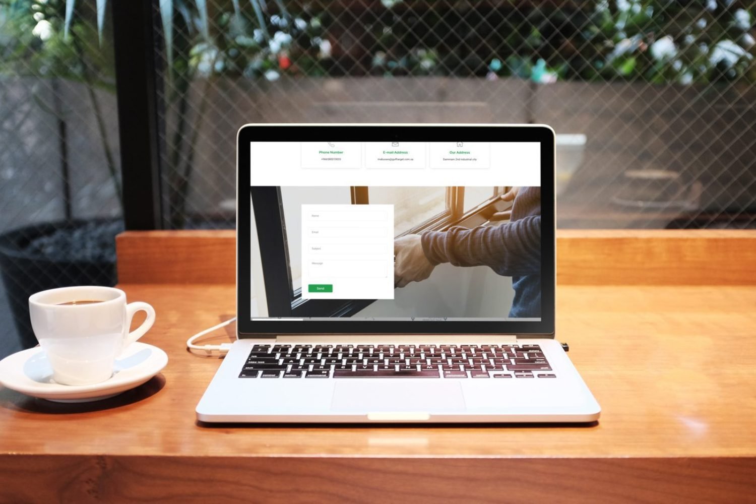 LSGLJEJBSZ MacBook Pro standing outside